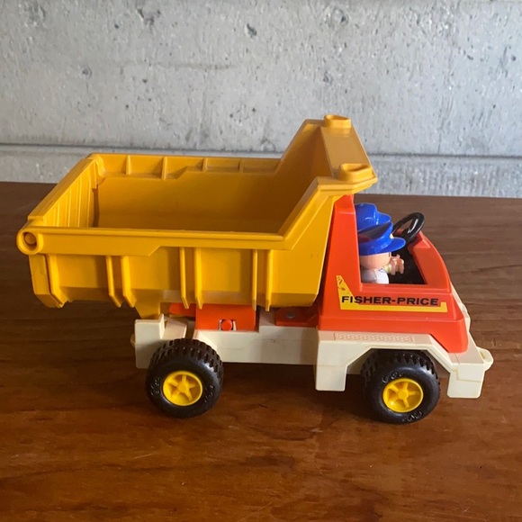 Vintage 1979 Fisher-Price Truck + 2 little characters - Picture 1 of 11
